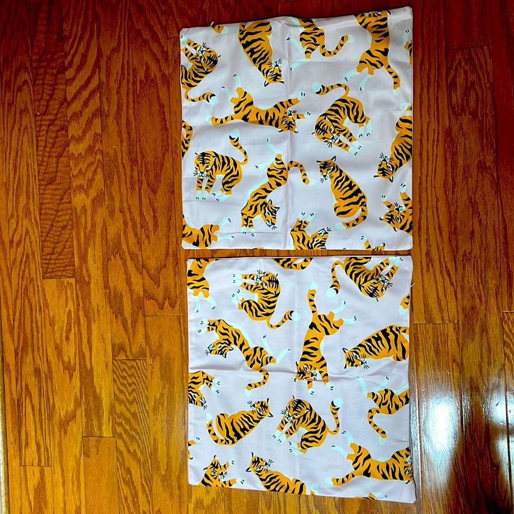 SHEIN LIGHT PINK TIGER PILLOW CASES